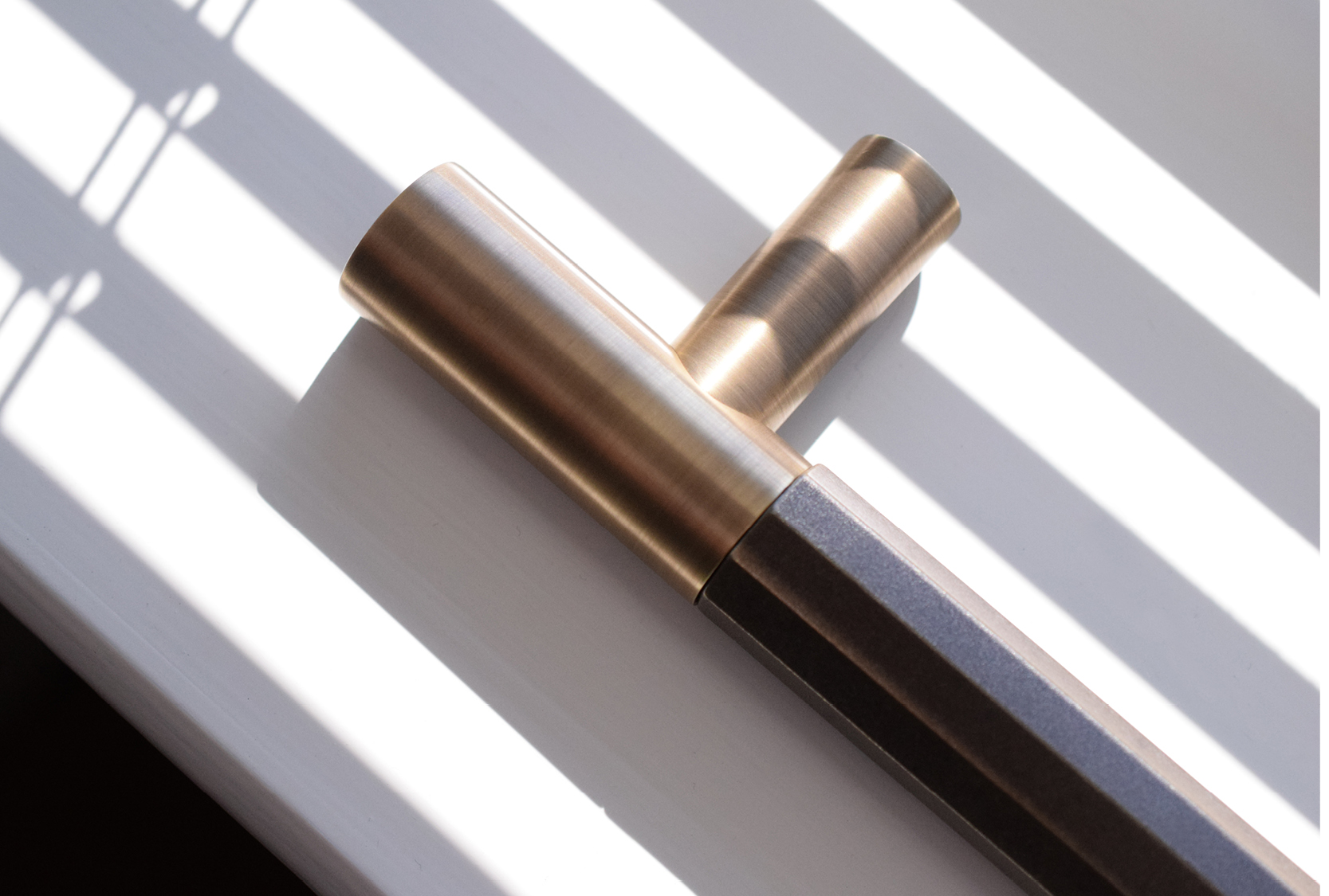 FACETED RECESS AMALFINE™ DOOR PULL