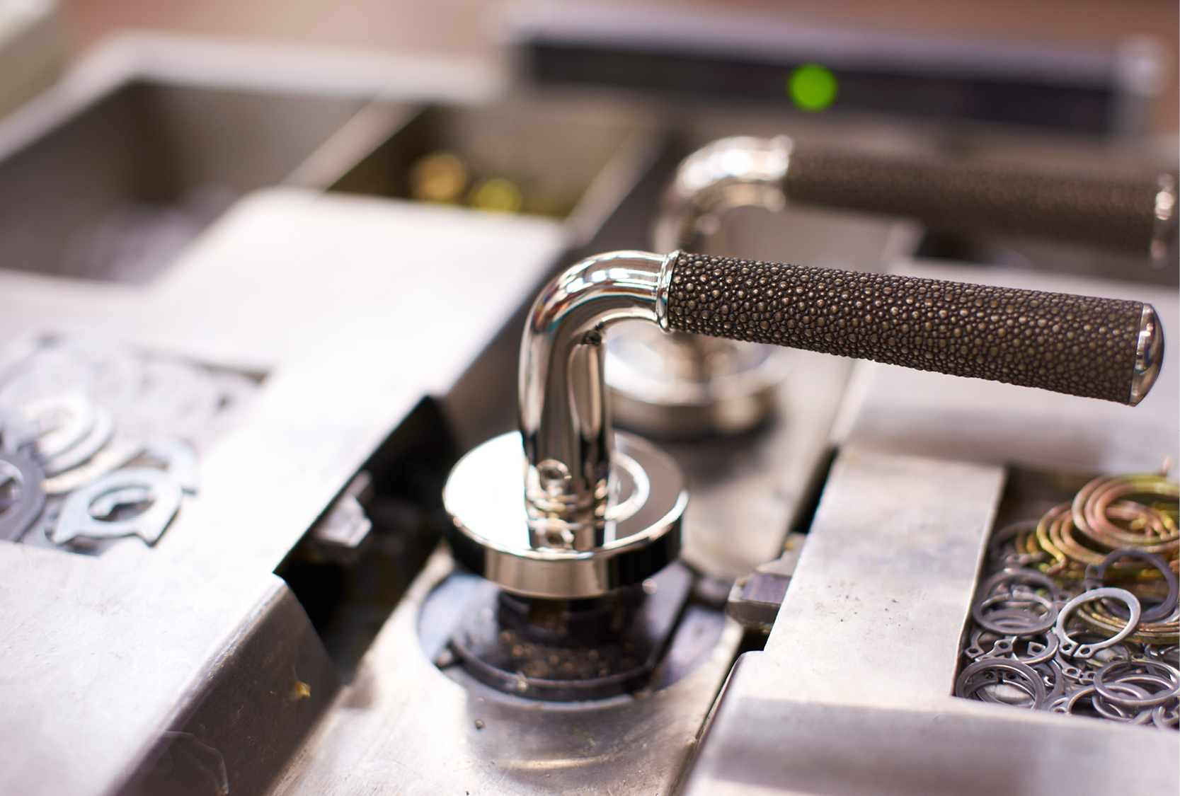 SHAGREEN COMBINATION AMALFINE™ GOOSE NECK TUBE HAVING A ROSE ASSEMBLED