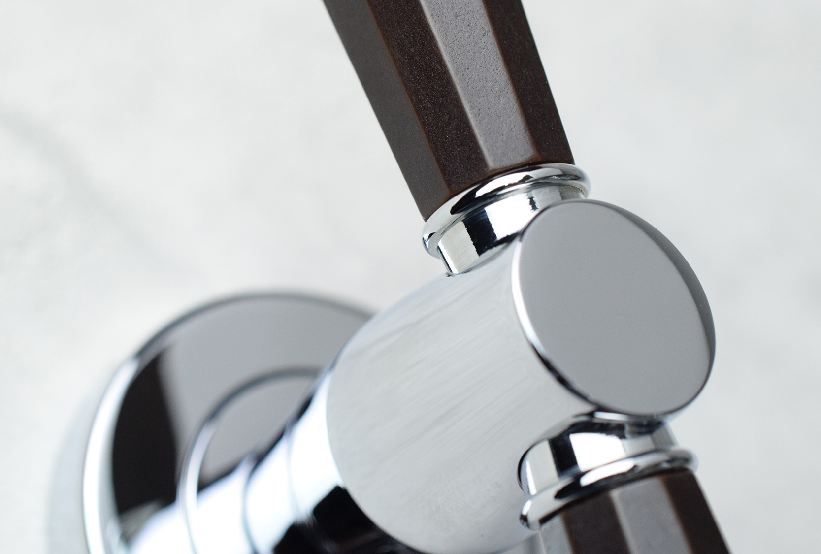 FACETED TUBE RECESS AMALFINE™ DOOR T BAR