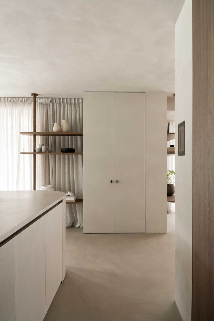 A minimalistic interior design by Grego Interior Architects featuring Scroll solid cabinet t bars on a large floor to ceiling cupboard doors.