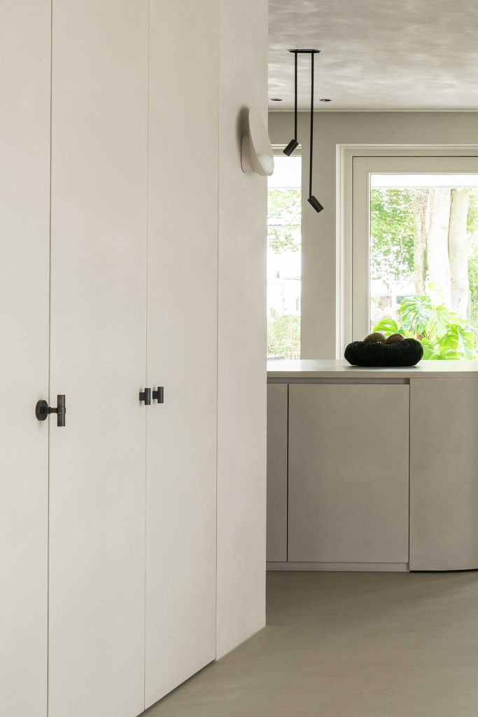 Solid brass door t bar from Turnstyle Designs on a off white simple clean cupboard doors alongside smaller t bar scroll cabinet handles by Turnstyle Designs.